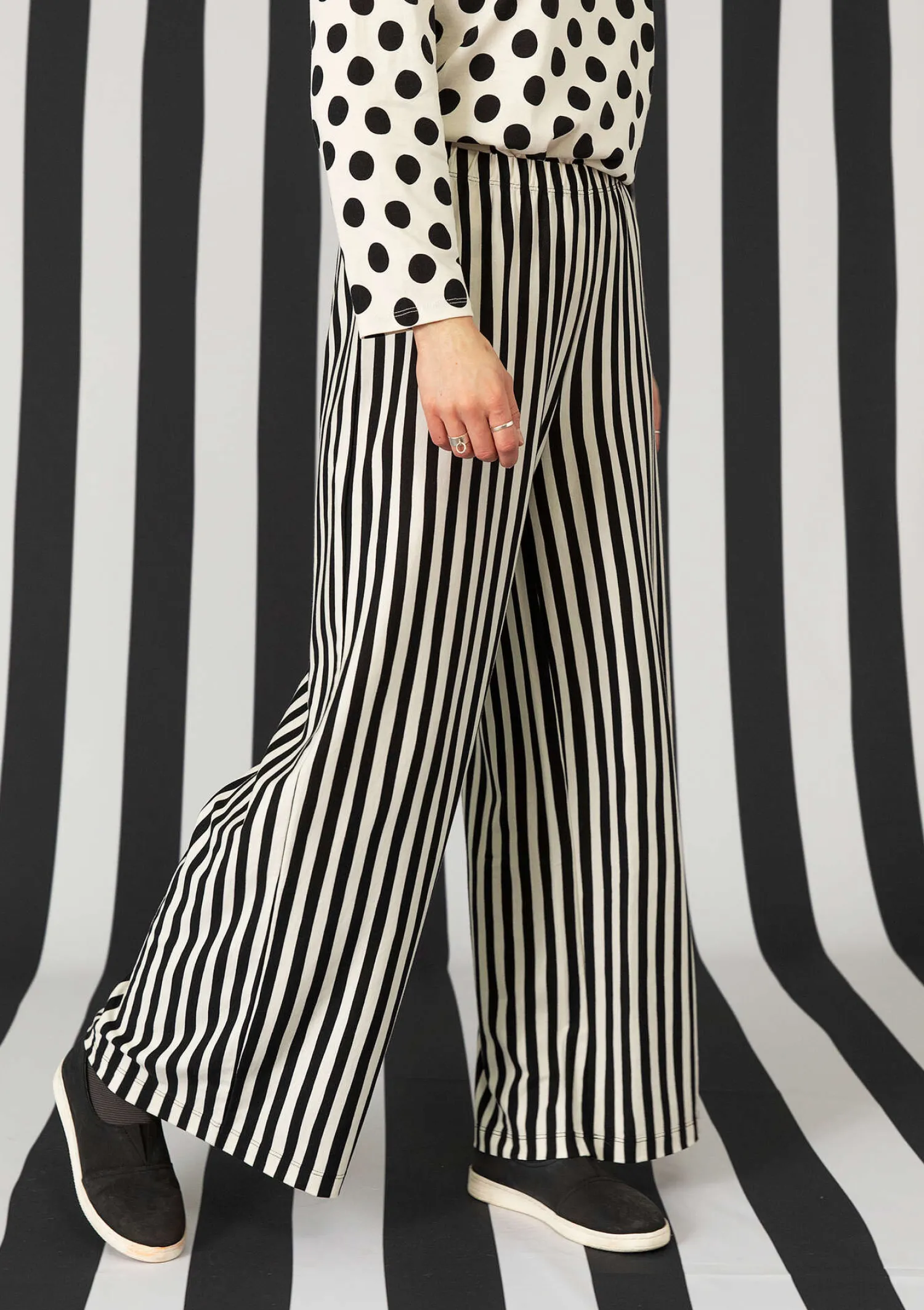 Cheap Gudrun Sjödén Gestreifte Jerseyhose aus Bio-Baumwolle/Modal schwarz-feder