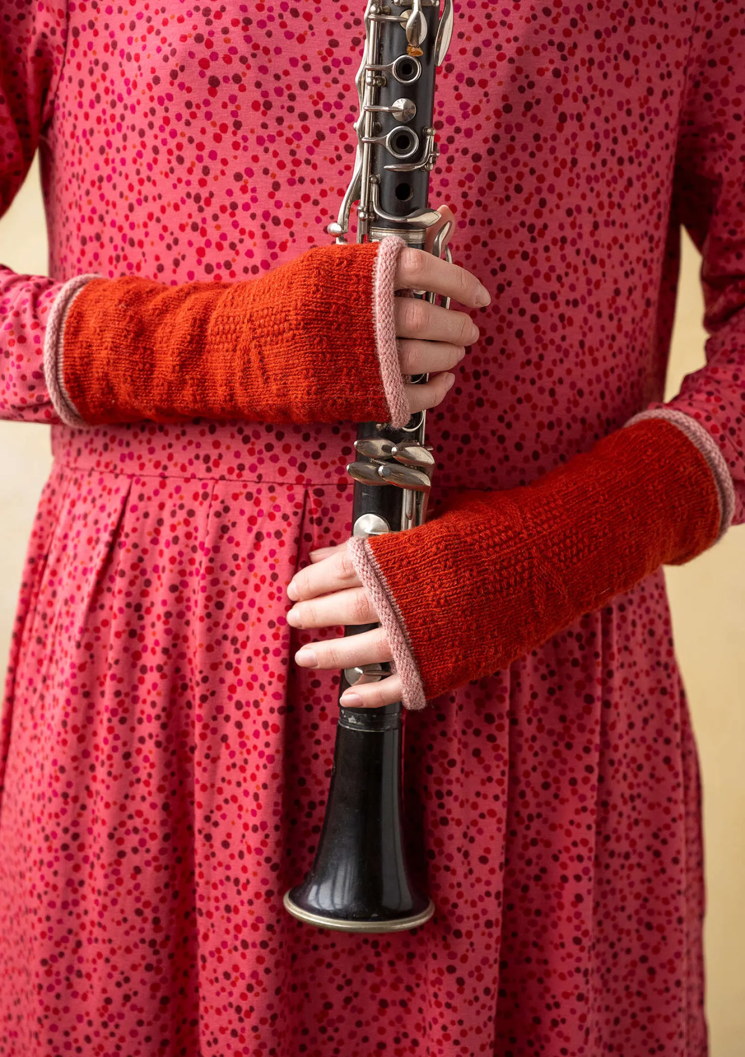 Store Gudrun Sjödén Handstulpen „Vega“ aus Recycling-Wolle/Lammwolle schwarz-gestreift