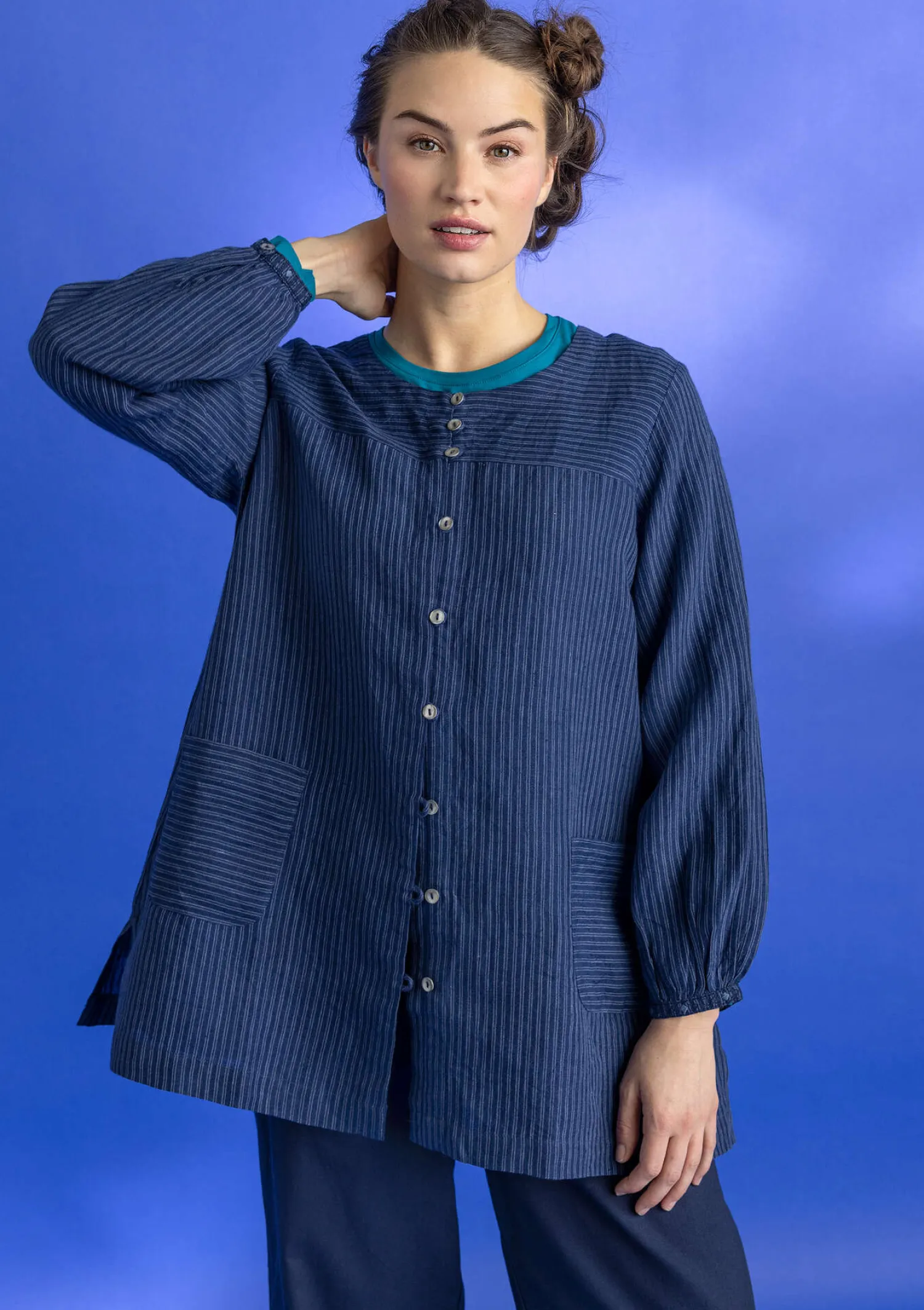 Store Gudrun Sjödén Künstlerbluse „Asta“ aus Leinengewebe indigo-gestreift