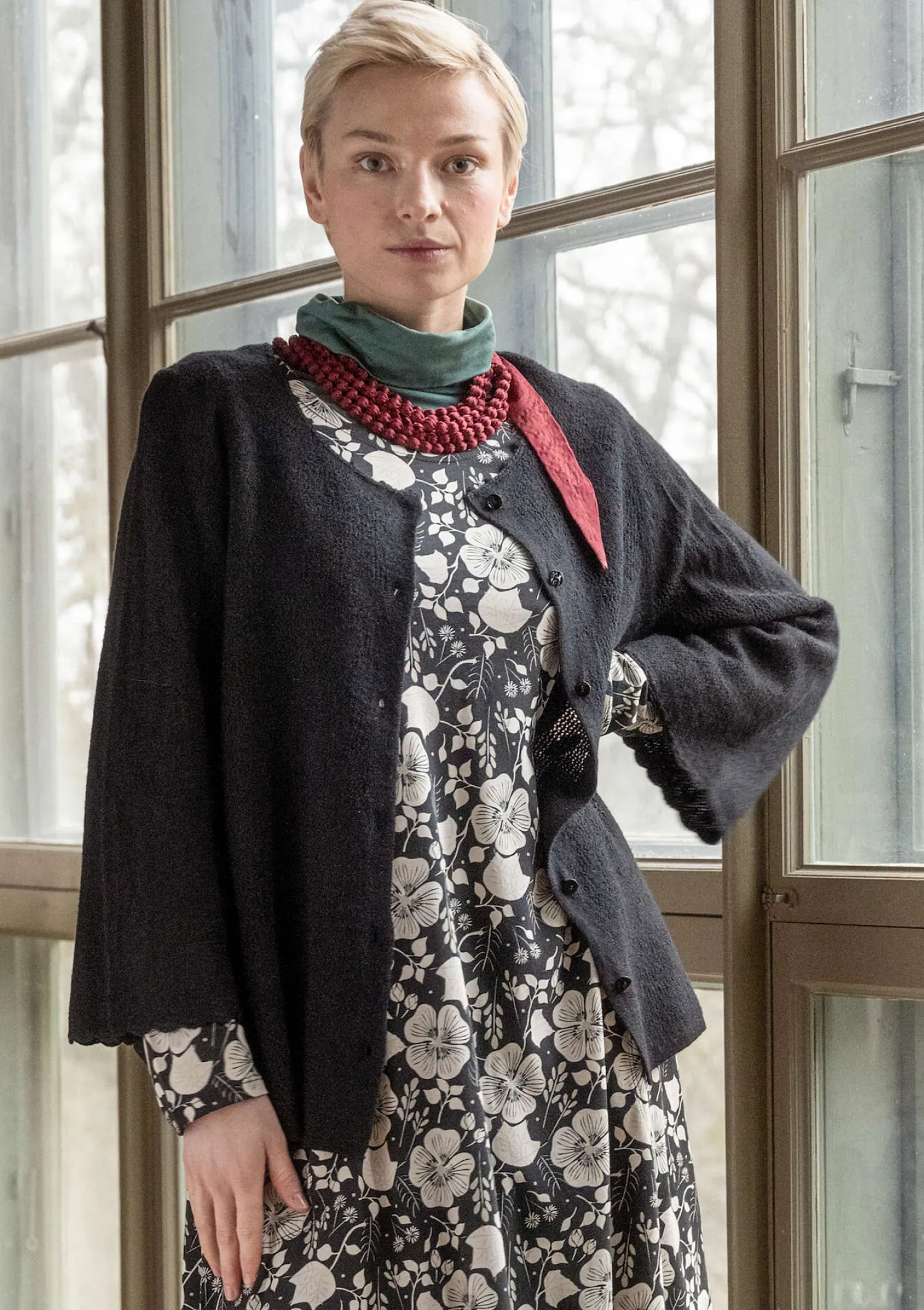 Shop Gudrun Sjödén Pointelle-Strickjacke „Blomstra“ aus Bio-Wolle schwarz