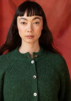 Store Gudrun Sjödén Strickjacke „Vinternatt“ aus Bio- und Recycling-Baumwolle/Alpakawollgemisch dunkelgrün