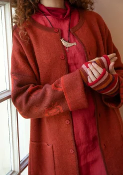 Store Gudrun Sjödén Wendemantel „Aria“ aus gefilztem Wollstrick curryrot
