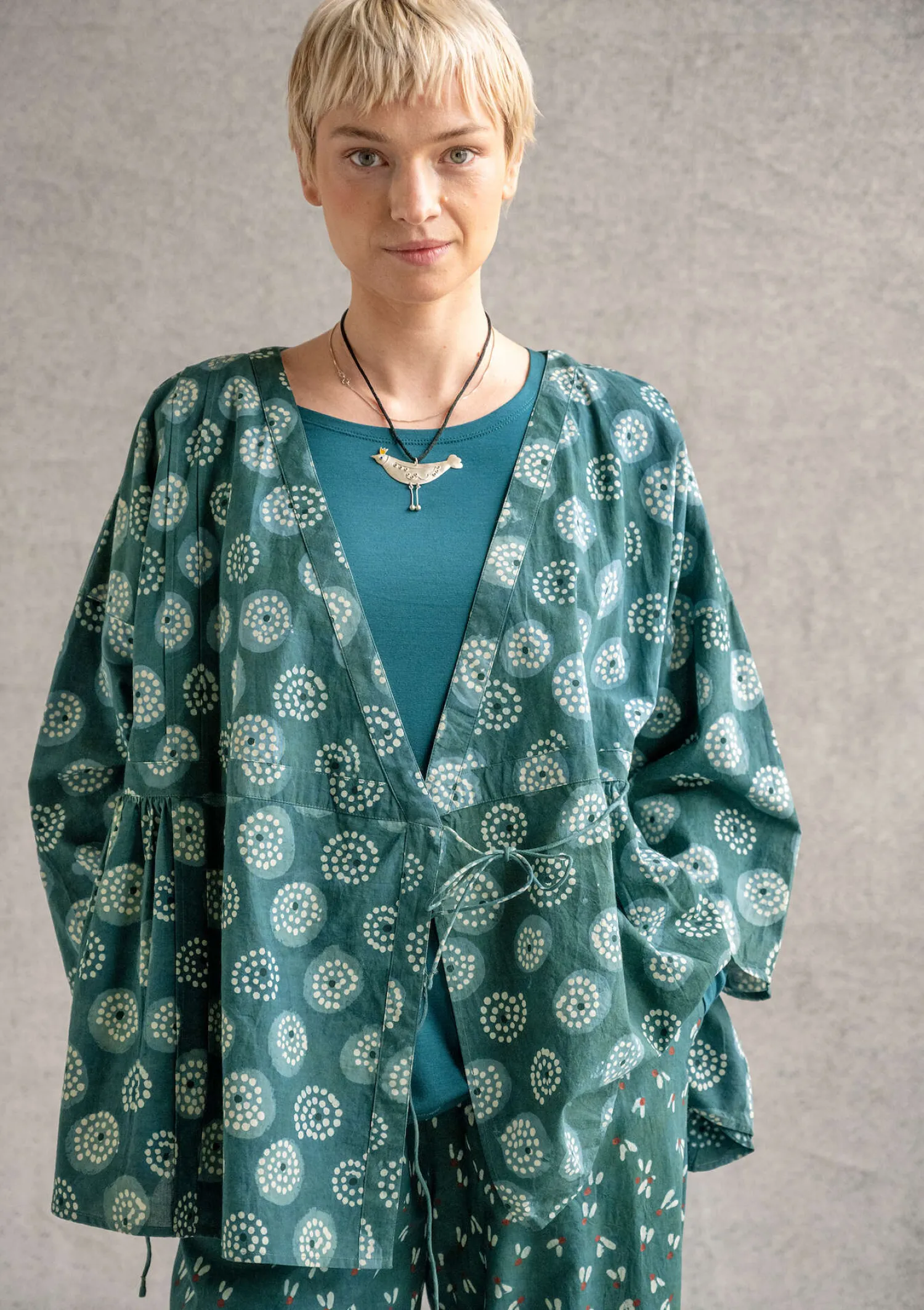 New Gudrun Sjödén Wickelbluse „Clay“ aus Bio-Baumwolle indigogrün
