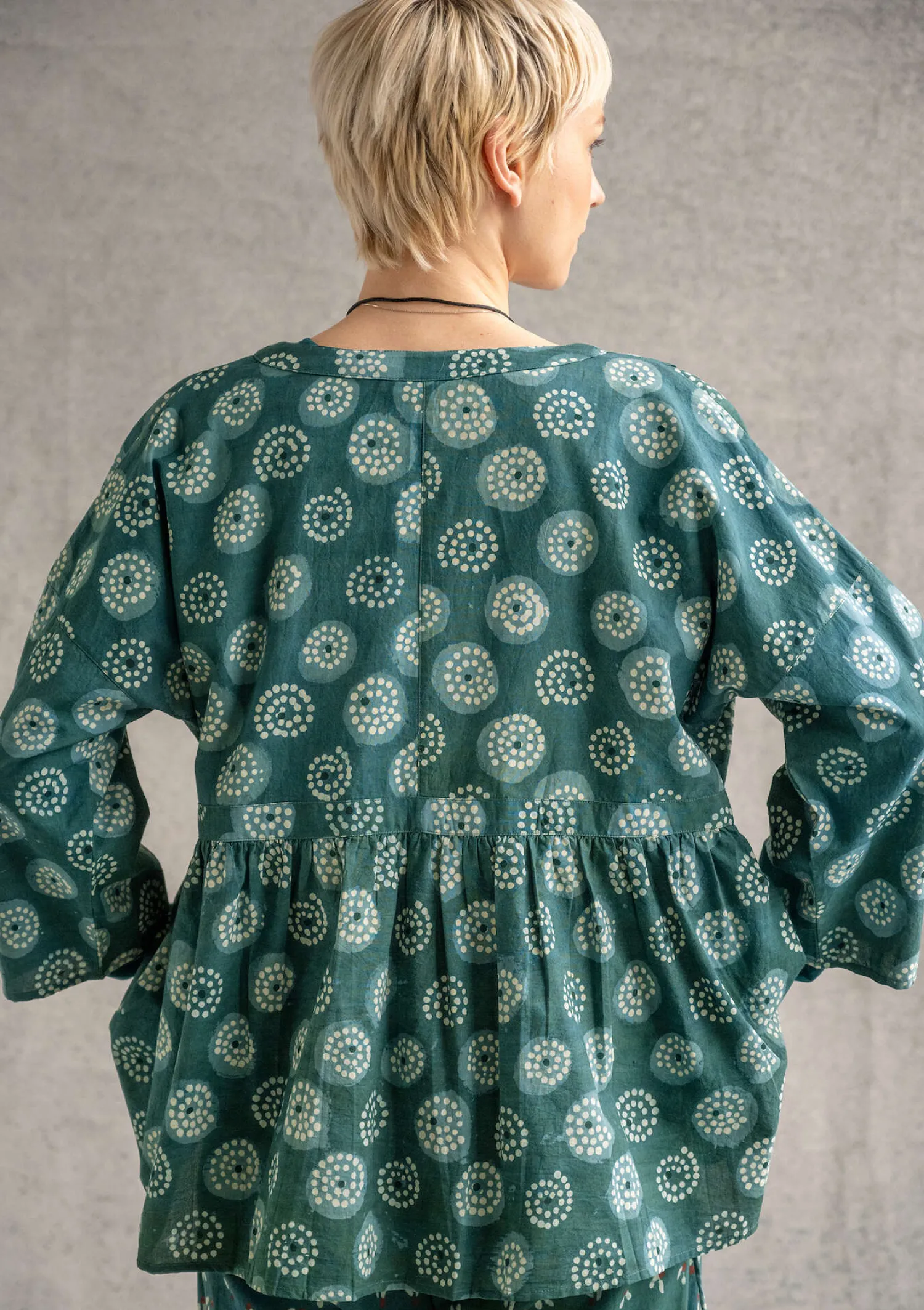 New Gudrun Sjödén Wickelbluse „Clay“ aus Bio-Baumwolle indigogrün